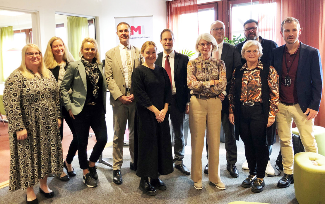 Gruppbild med FMI:s medarbetare och delar av civilutskottet.